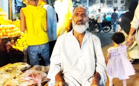 Karachi’s Newspaper Seller: Fighting to Stay in Business in the Digital Age